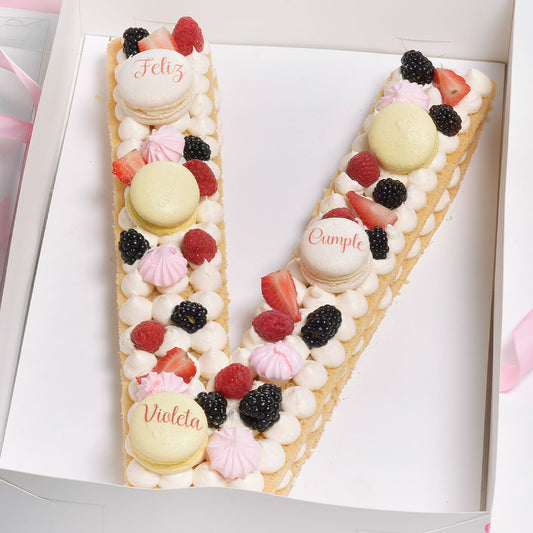 Pastel de letra sabor vainilla para 10 personas con macarons